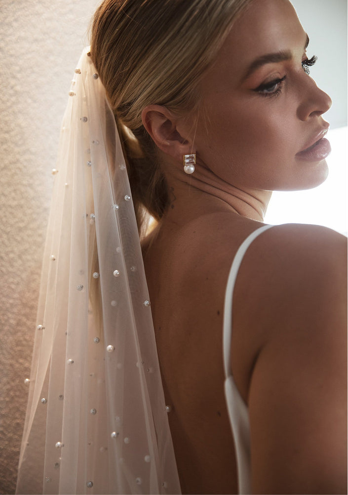 
                  
                    Load image into Gallery viewer, BRIELLE - PEARL WEDDING VEIL
                  
                