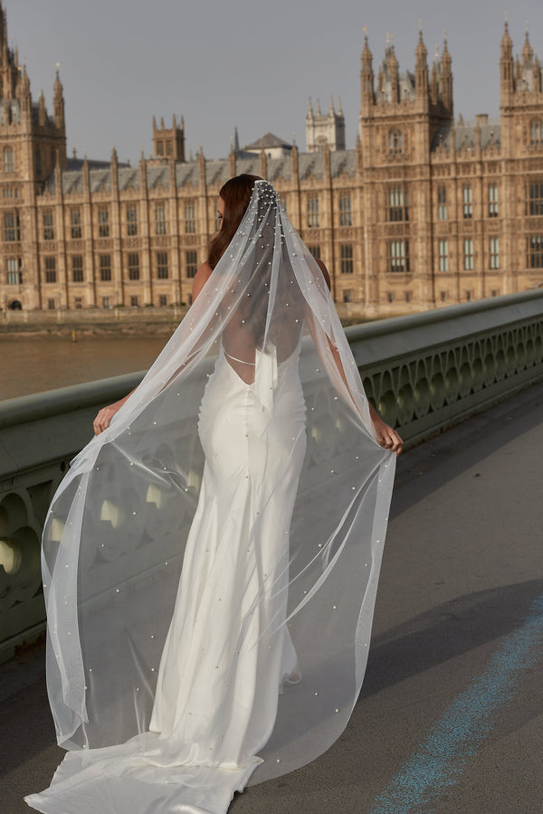 How to Choose the Perfect Wedding Veil: A Guide to Styles, Hairstyles, and Wedding Themes