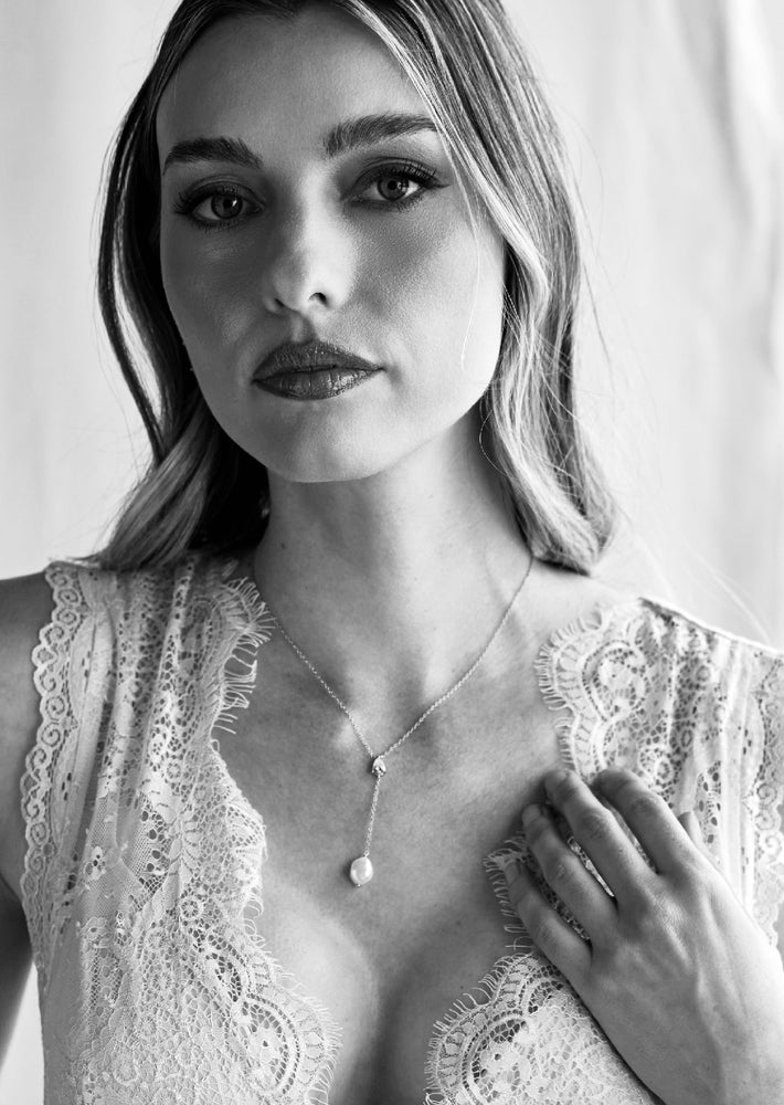 
                  
                    Load image into Gallery viewer, ANDI CRYSTAL PEARL NECKLACE SILVER
                  
                