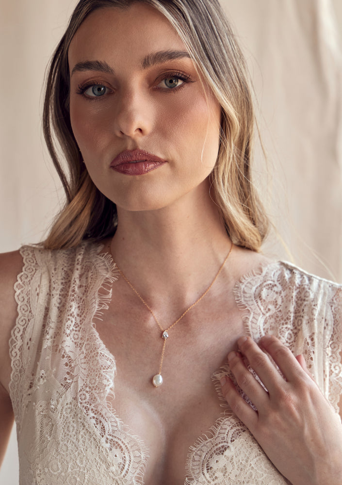 
                  
                    Load image into Gallery viewer, ANDI CRYSTAL PEARL NECKLACE 18K GOLD
                  
                