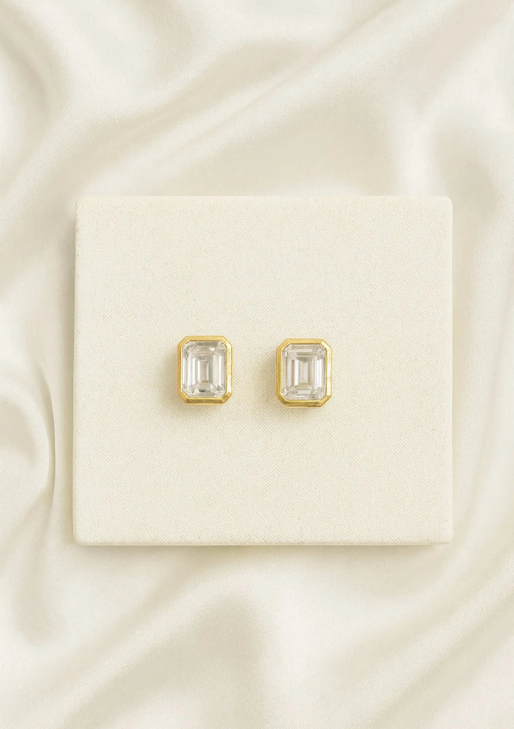 ANDREA CRYSTAL STUD EARRINGS 18K GOLD Lolaknightofficial