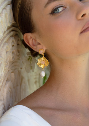 
                  
                    Load image into Gallery viewer, ARIA ROSE QUARTZ EARRINGS 18K GOLD BRIDAL
                  
                