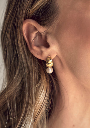 
                  
                    Load image into Gallery viewer, BLANCA PEARL DROP EARRINGS 18K GOLD
                  
                