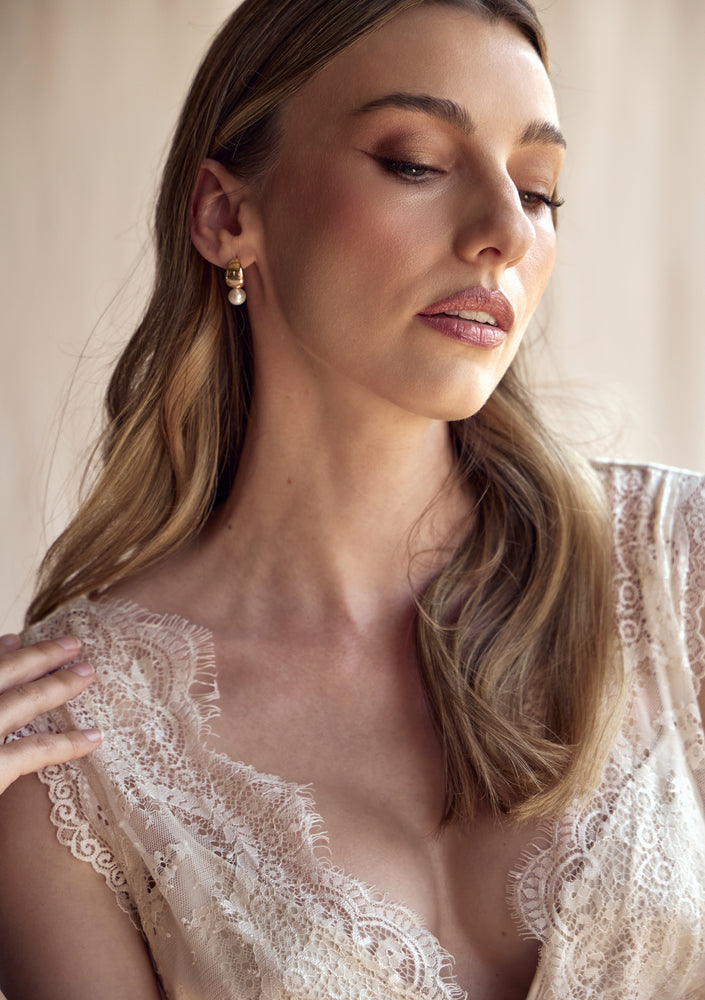 
                  
                    Load image into Gallery viewer, BLANCA PEARL DROP EARRINGS 18K GOLD
                  
                