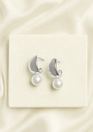 
                  
                    Load image into Gallery viewer, BLANCA PEARL DROP EARRINGS SILVER
                  
                