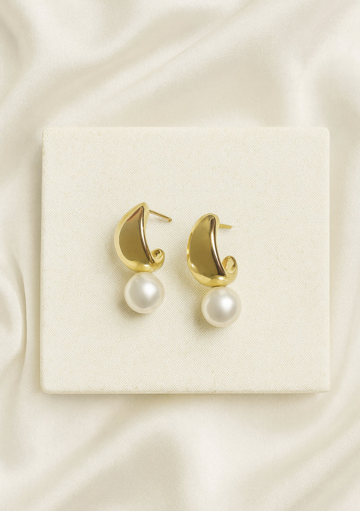 
                  
                    Load image into Gallery viewer, BLANCA PEARL DROP EARRINGS 18K GOLD
                  
                