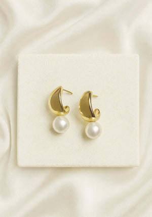 
                  
                    Load image into Gallery viewer, BLANCA PEARL DROP EARRINGS 18K GOLD
                  
                