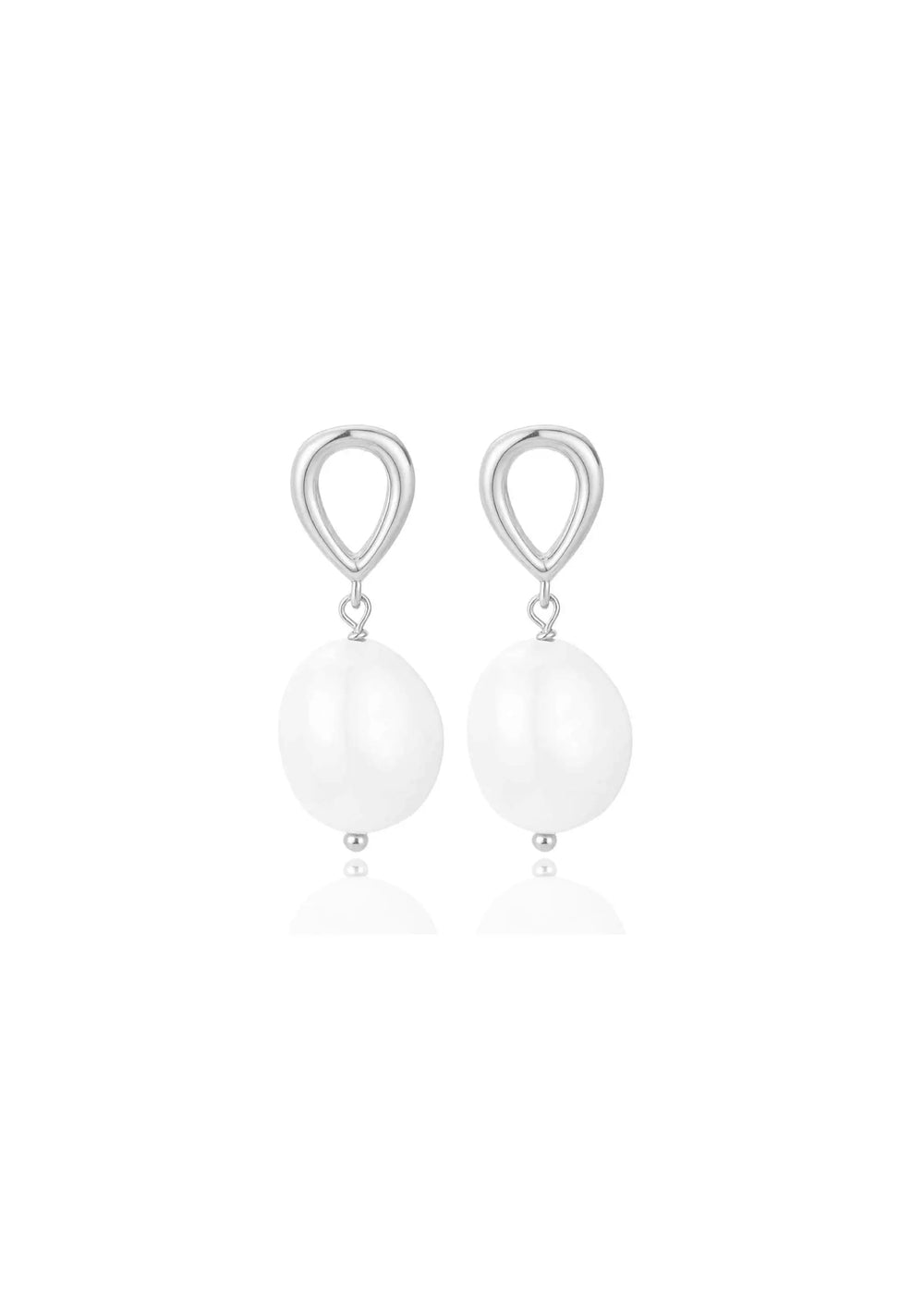 Pearl drop bridal earrings for the modern bride
