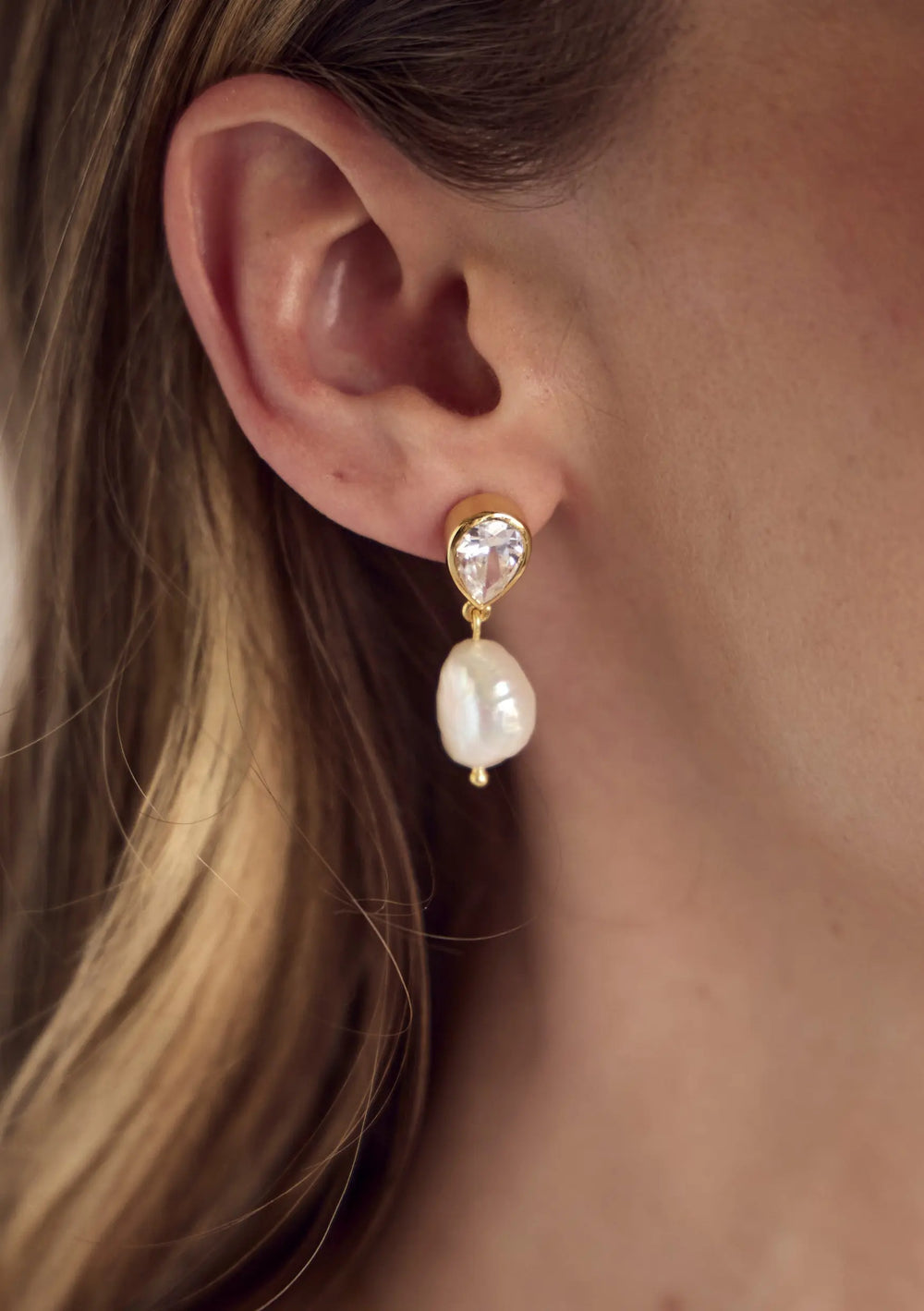 Oceane bridal drop earrings in 18K gold with sparkling crystals and natural freshwater pearls