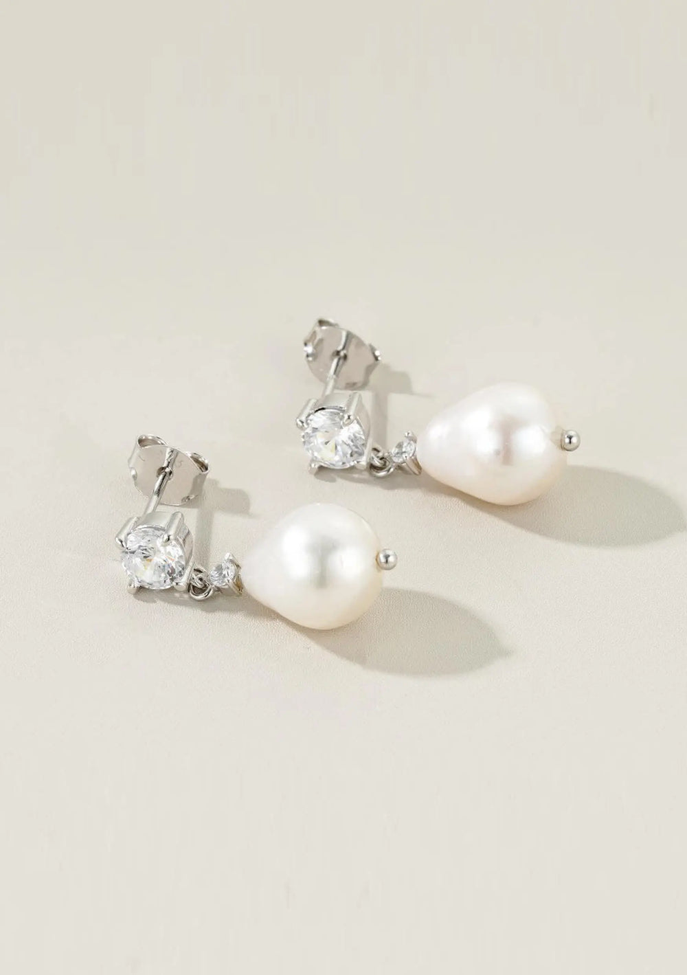 BROOKLYN CRYSTAL & PEARL BRIDAL EARRINGS SILVER Lolaknightofficial