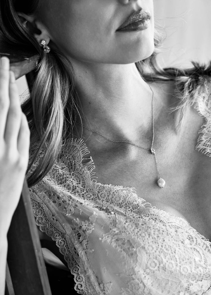 
                  
                    Load image into Gallery viewer, ANDI CRYSTAL PEARL NECKLACE SILVER
                  
                