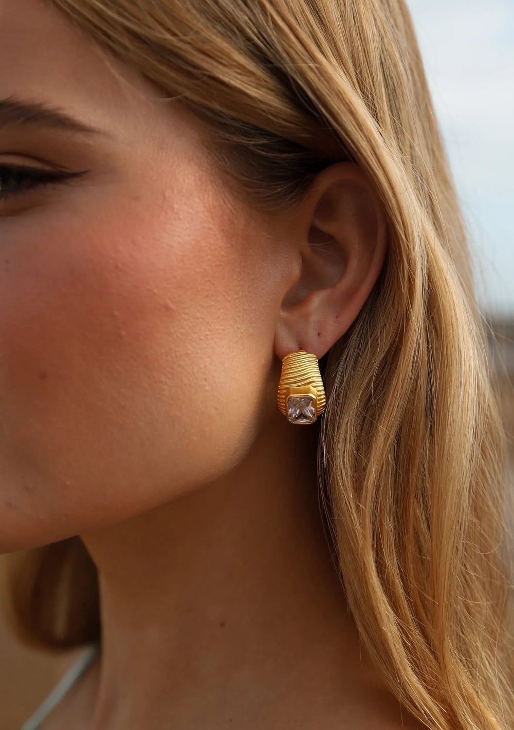 CASPIAN CRYSTAL EARRINGS 18K GOLD Lolaknightofficial