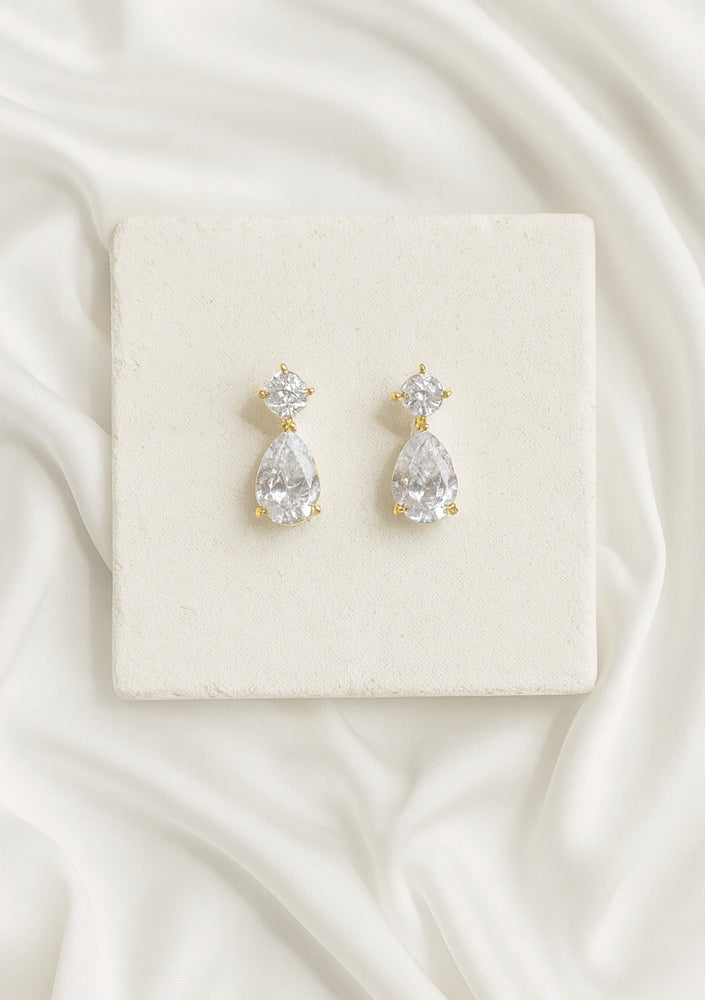 
                  
                    Load image into Gallery viewer, CARMEN CRYSTAL DROP EARRINGS 18K GOLD
                  
                