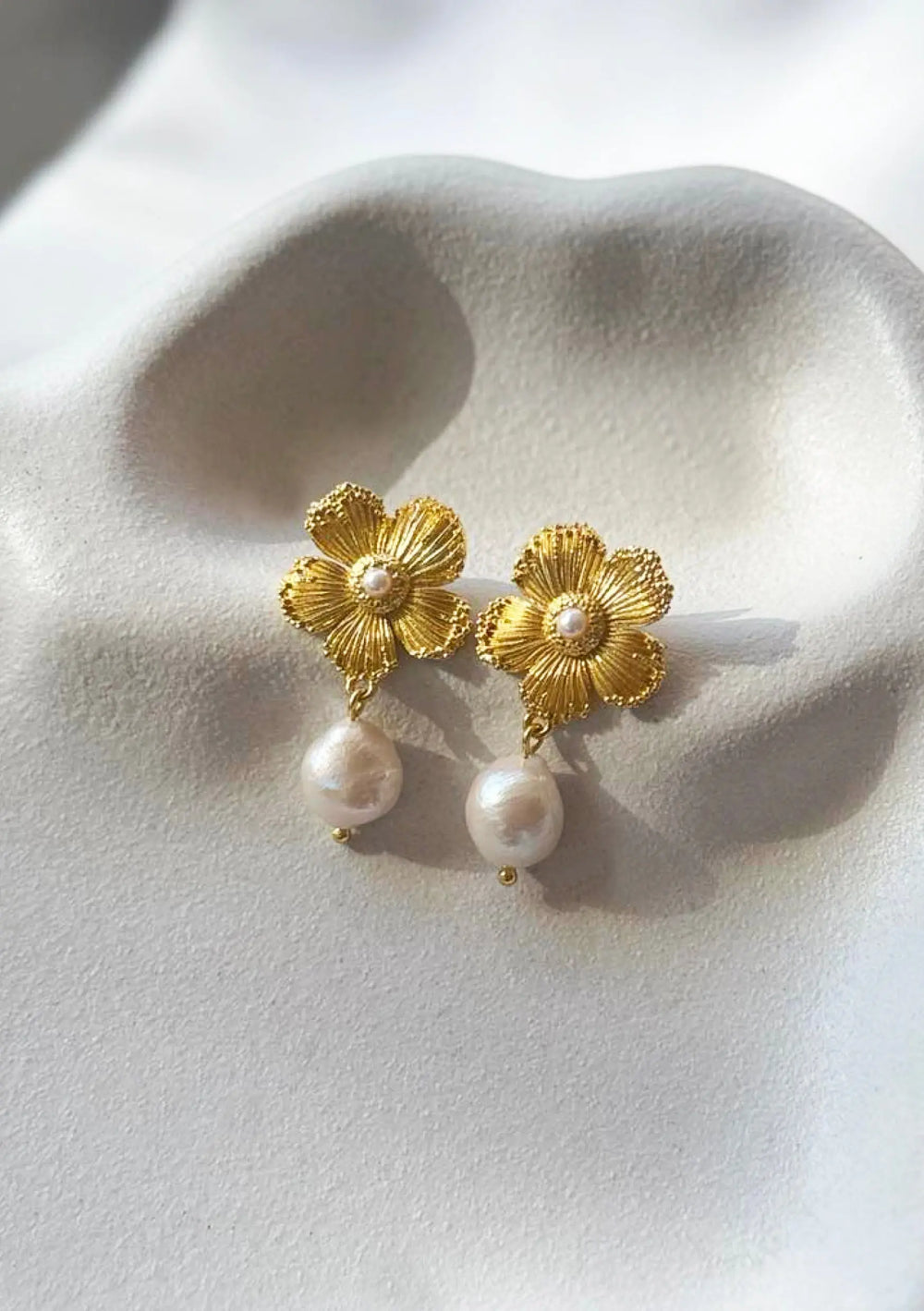 CECILIA PEARL BRIDAL EARRINGS 18K GOLD Lolaknightofficial