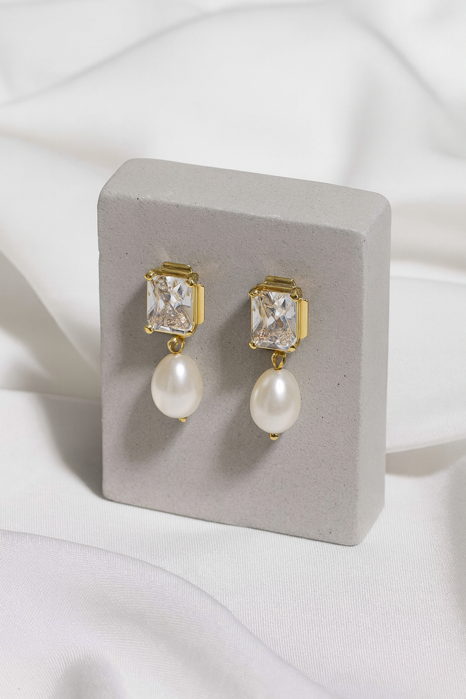 
                  
                    Load image into Gallery viewer, ADELLA CRYSTAL &amp;amp; PEARL BRIDAL EARRINGS 18K GOLD
                  
                