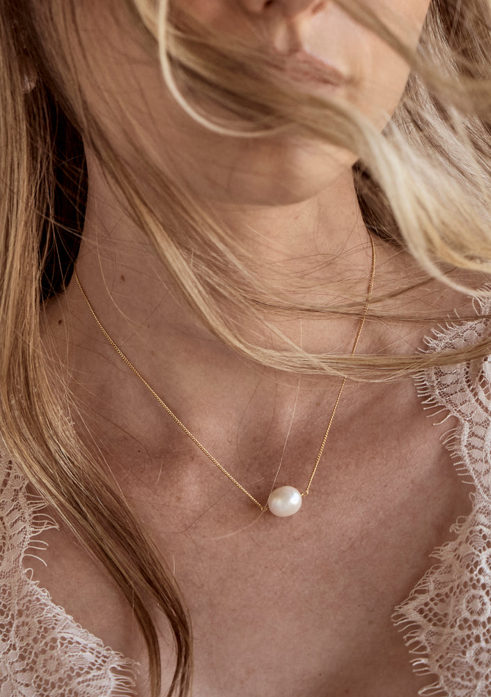 
                  
                    Load image into Gallery viewer, CLARA NECKLACE 18K GOLD
                  
                