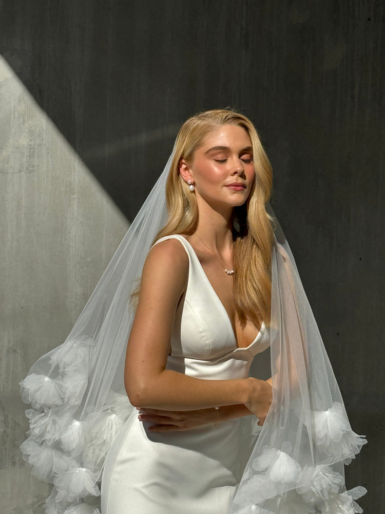 
                  
                    Load image into Gallery viewer, Bridal earrings and wedding veil 
                  
                