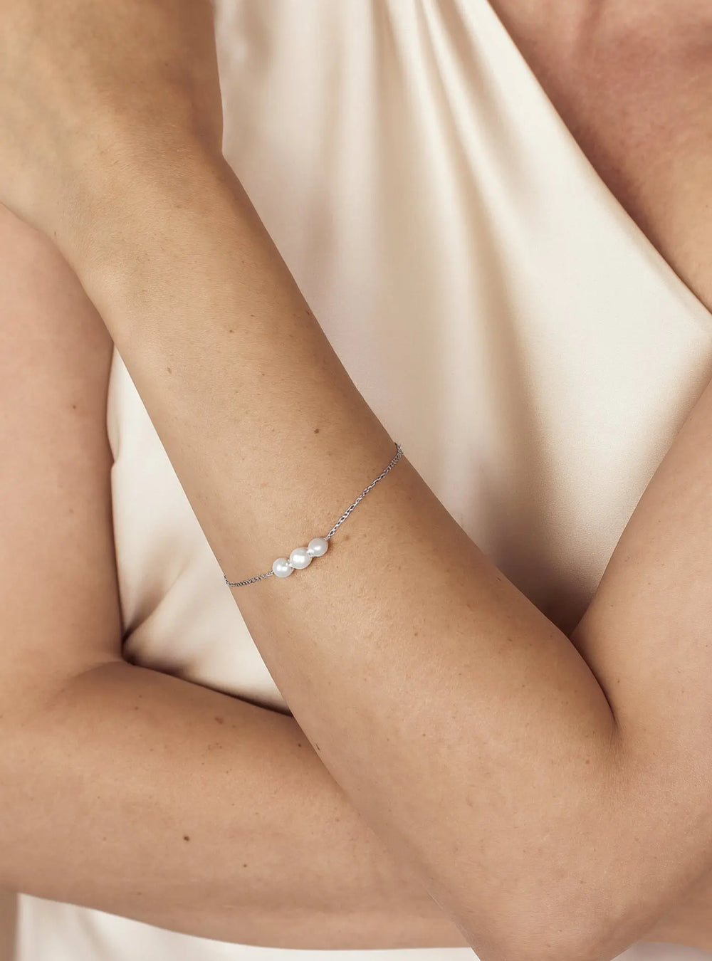 LETTIE PEARL BRIDAL BRACELET SILVER Lolaknightofficial