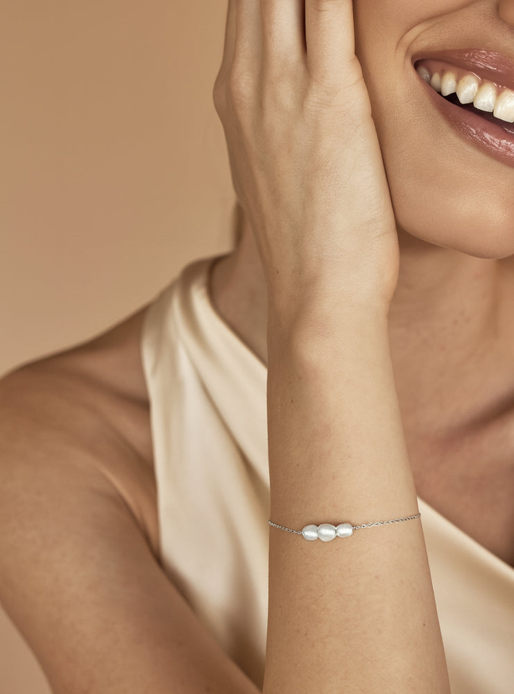 
                  
                    Load image into Gallery viewer, LETTIE PEARL BRACELET SILVER
                  
                