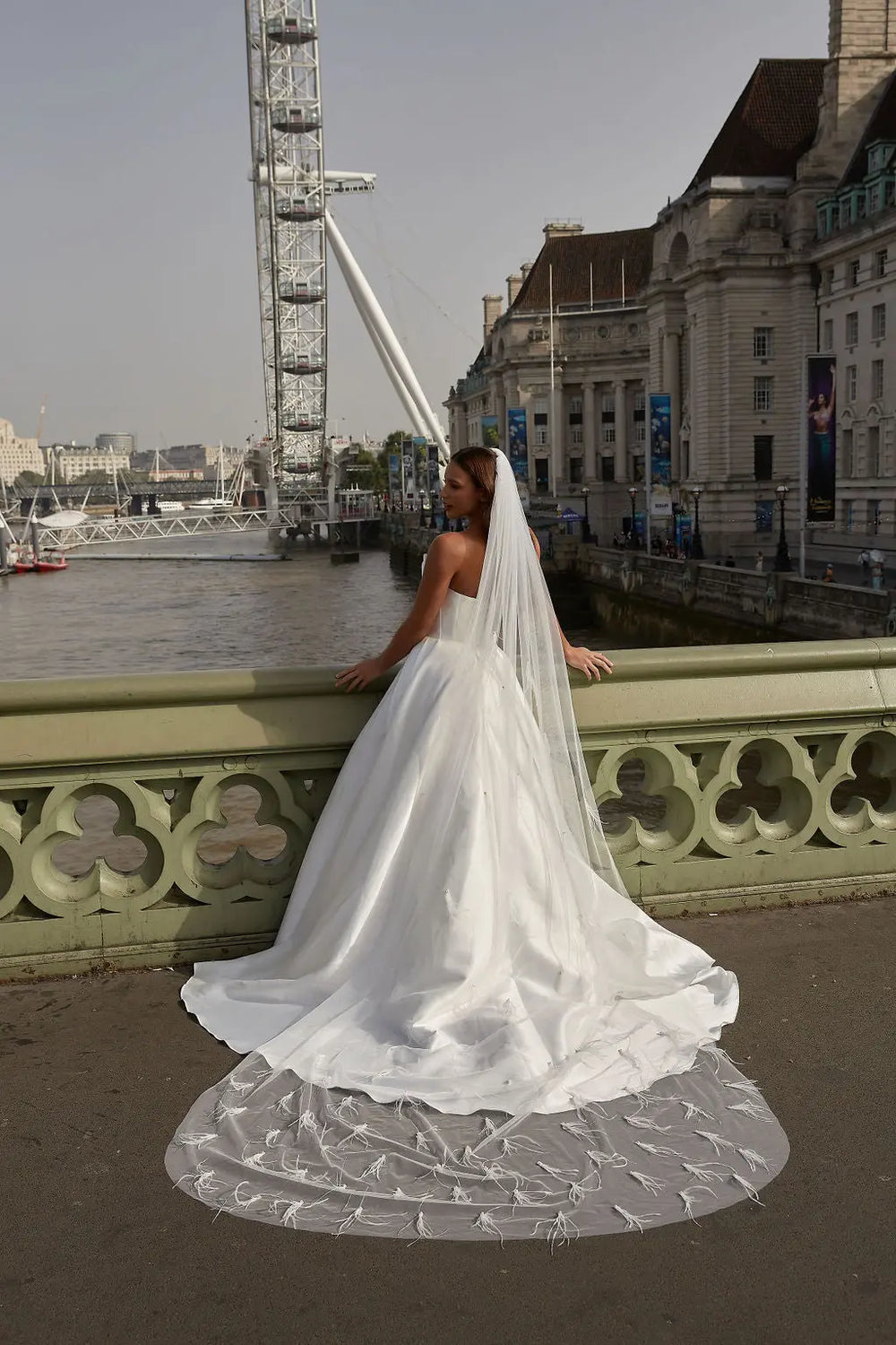 IRIS IVORY PEARL FEATHER WEDDING VEIL Lolaknightofficial