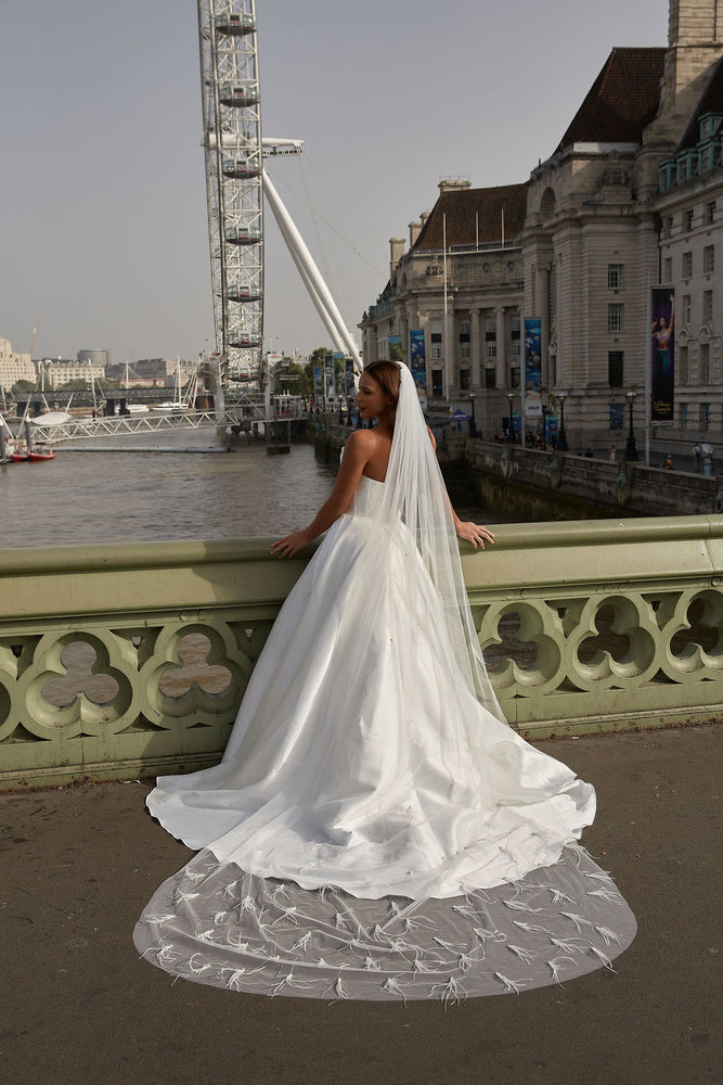 
                  
                    Load image into Gallery viewer, IRIS IVORY PEARL FEATHER WEDDING VEIL
                  
                