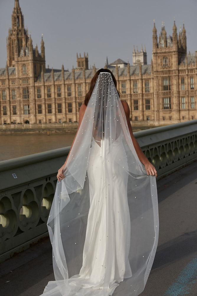 
                  
                    Load image into Gallery viewer, ELEANOR IVORY PEARL WEDDING VEIL
                  
                