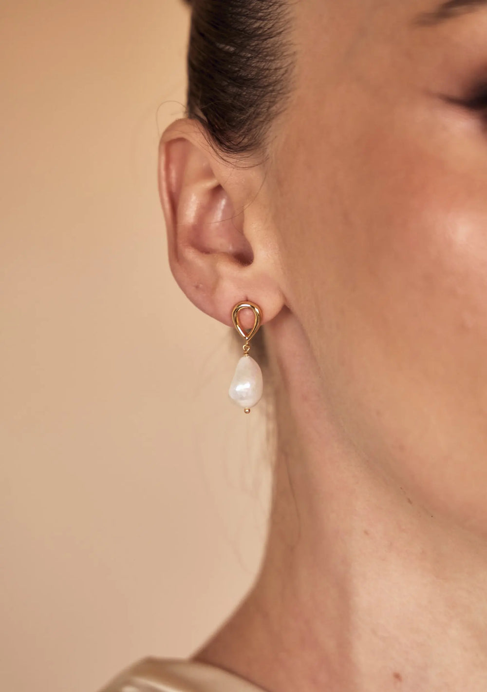 Gold pearl drop bridal earrings with freshwater pearls and elegant wedding styling