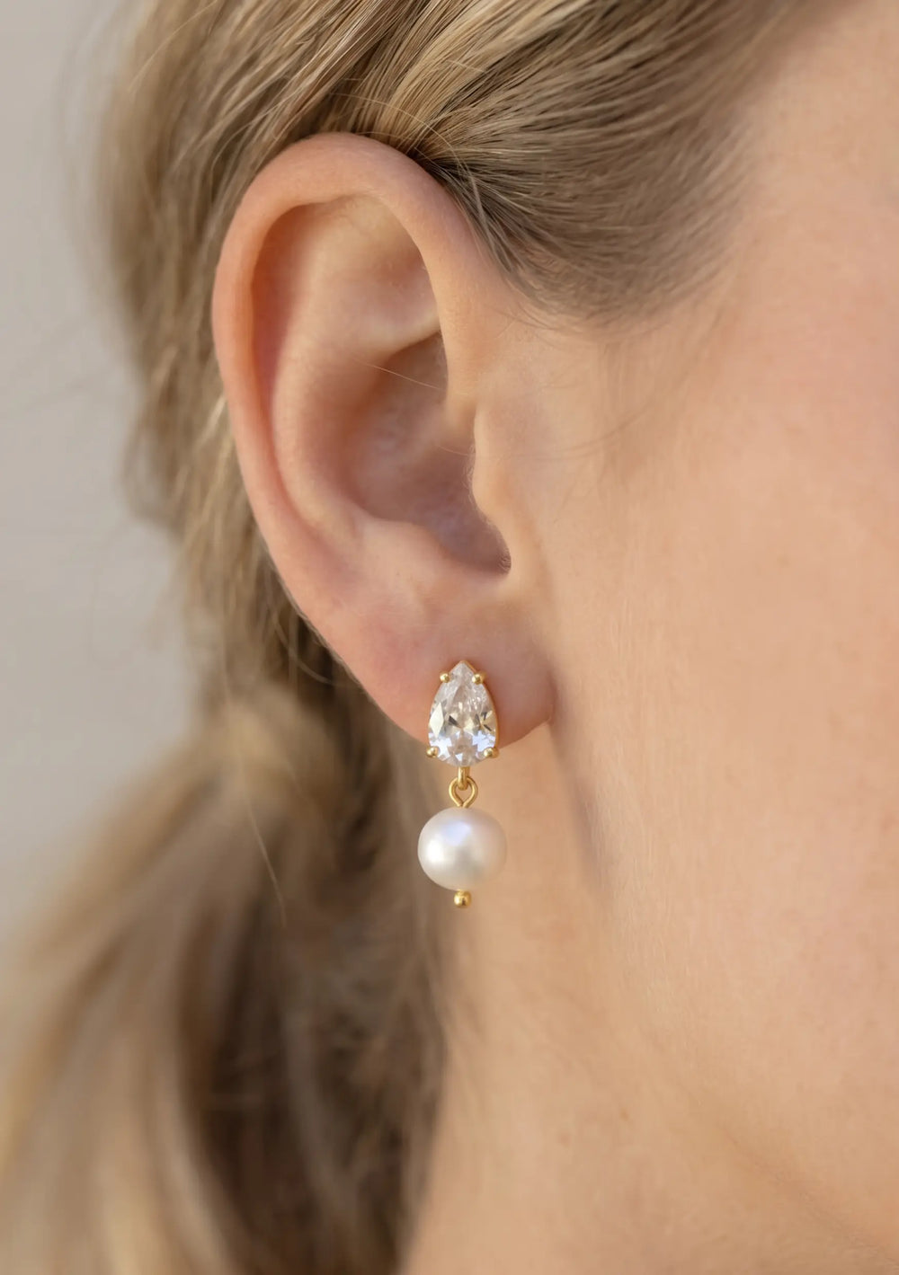 Gold pearl drop bridal earrings with freshwater pearls and elegant wedding styling