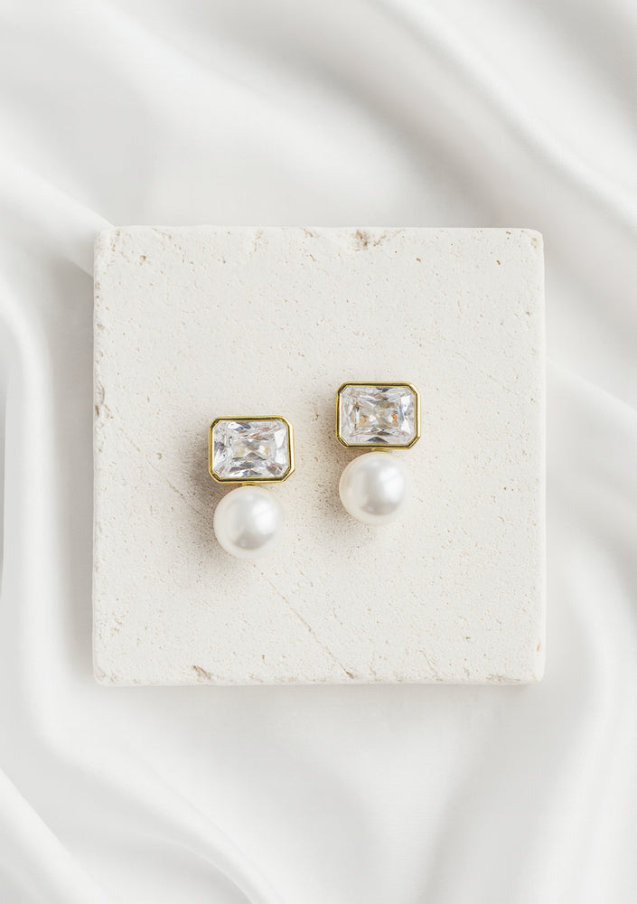 
                  
                    Load image into Gallery viewer, PAMOLA PEARL DROP EARRINGS 18K GOLD
                  
                