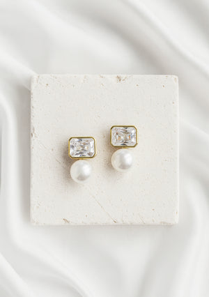 
                  
                    Load image into Gallery viewer, PAMOLA PEARL DROP EARRINGS 18K GOLD
                  
                