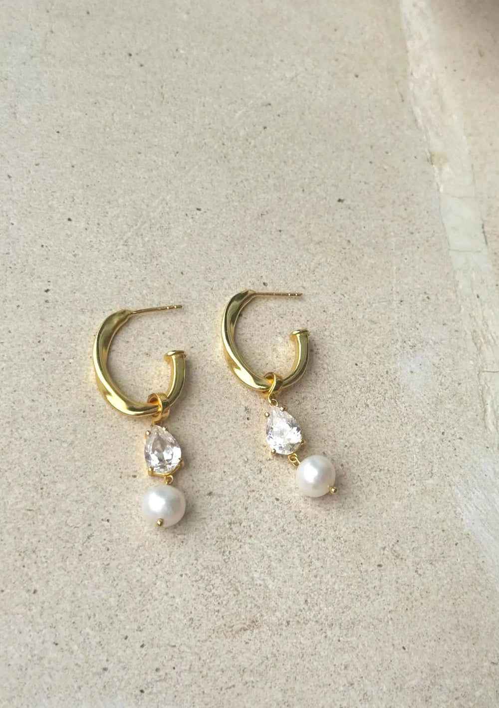 RILEY CRYSTAL AND PEARL EARRINGS GOLD Lolaknightofficial