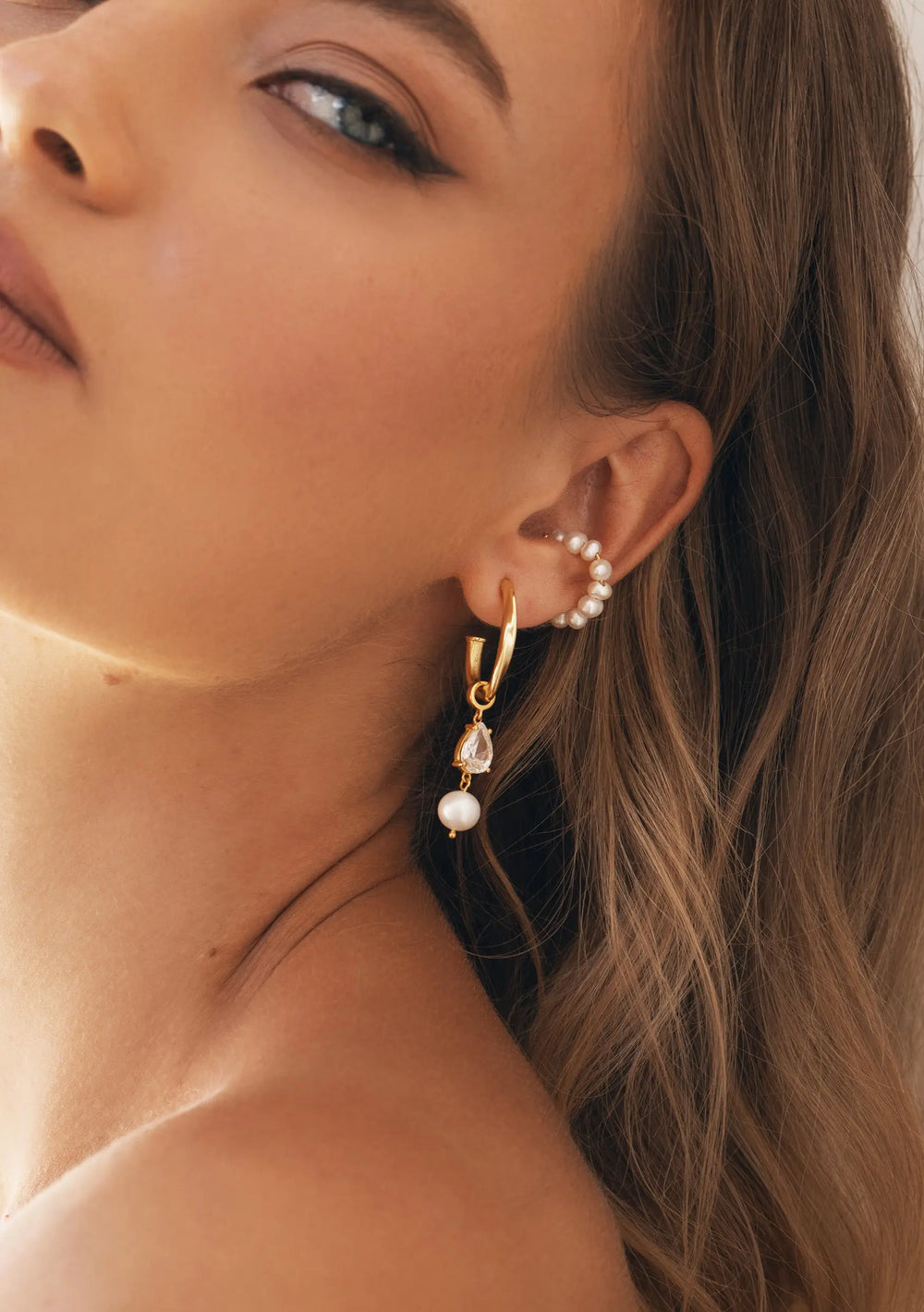 RILEY CRYSTAL AND PEARL EARRINGS GOLD Lolaknightofficial