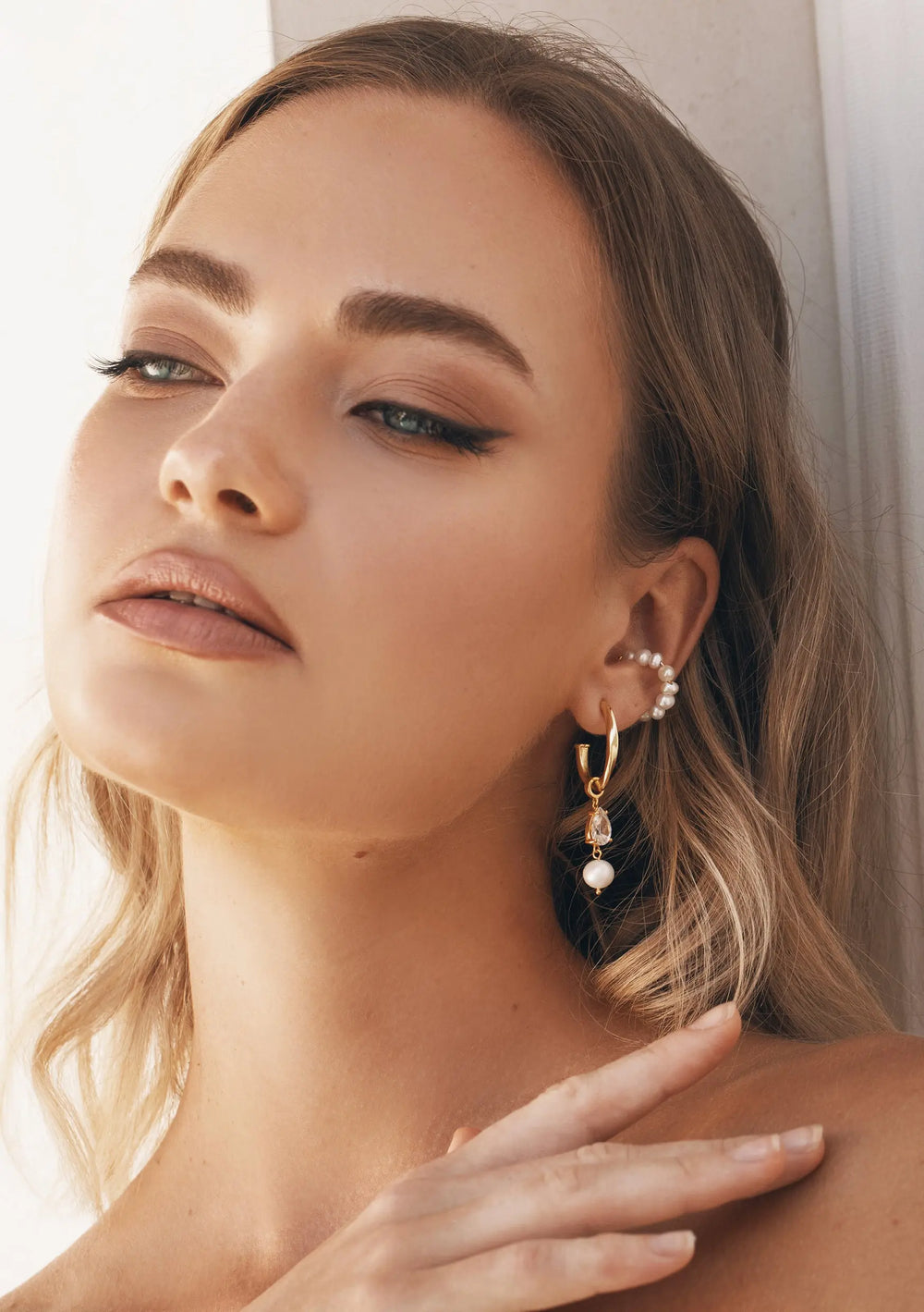 RILEY CRYSTAL AND PEARL EARRINGS GOLD Lolaknightofficial