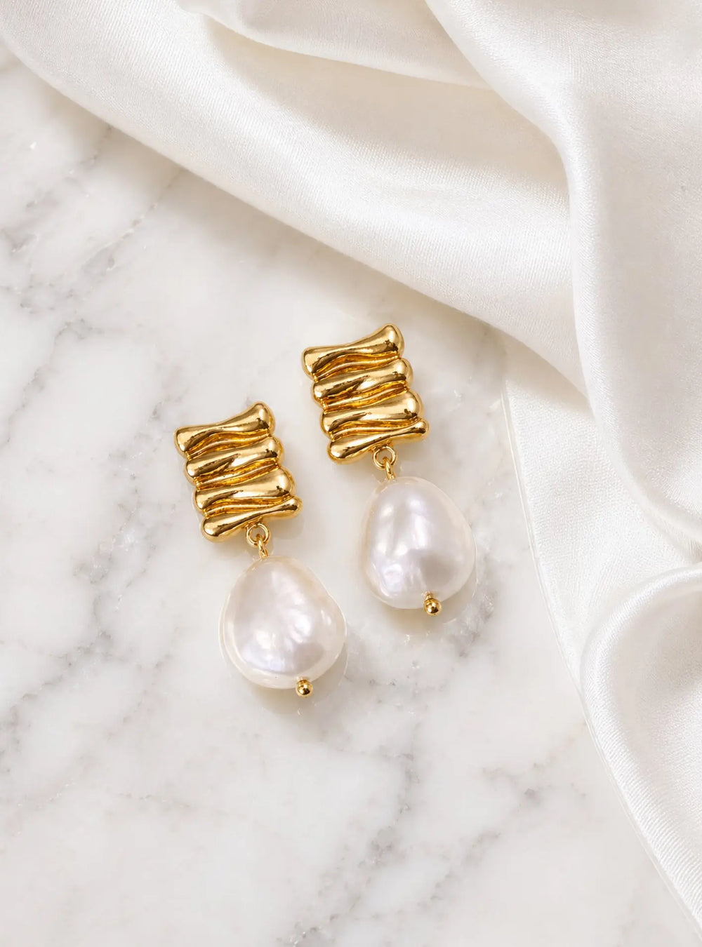 ROWAN MODERN PEARL EARRINGS 18K GOLD Lolaknightofficial