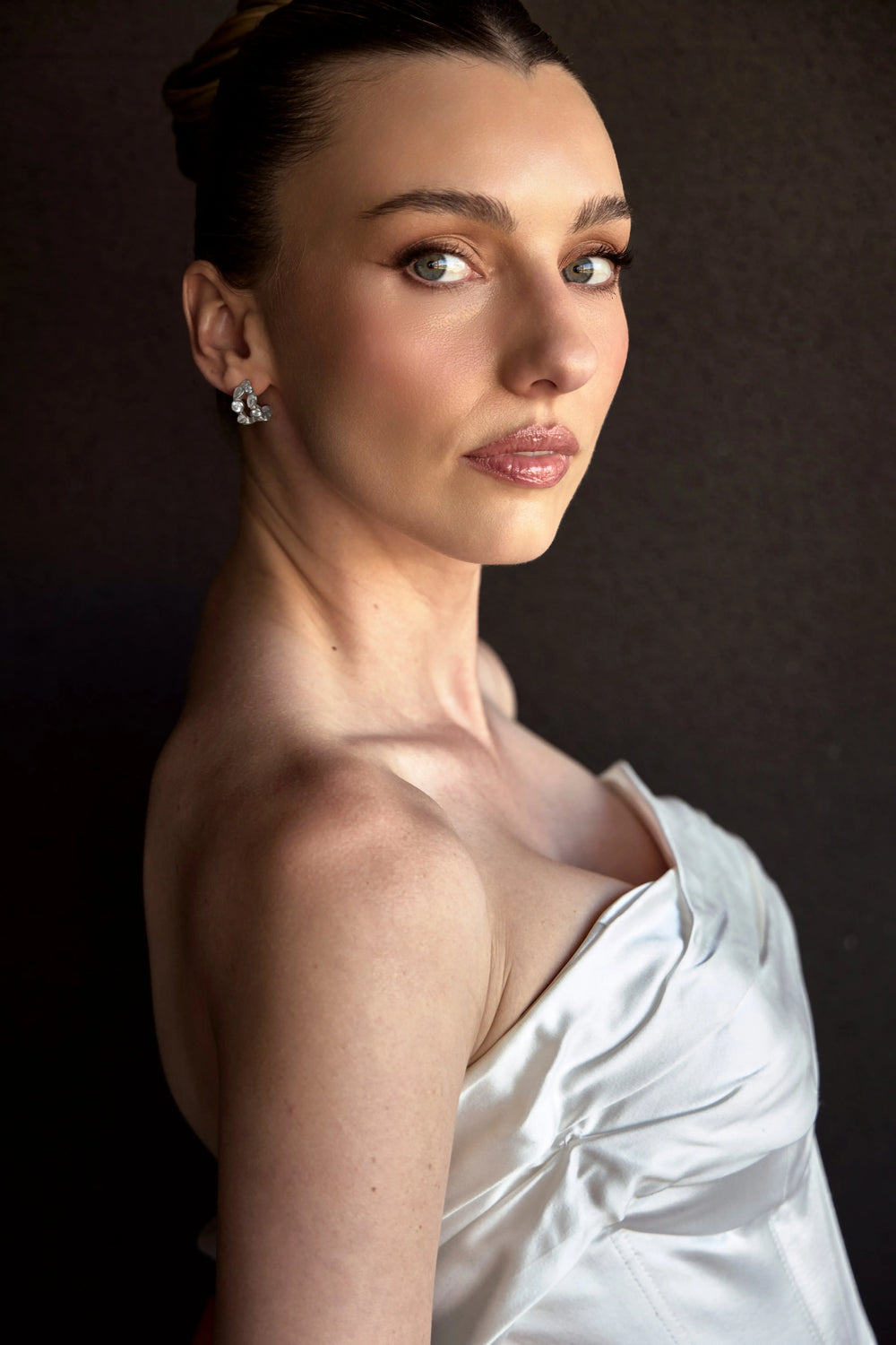 SIA CRYSTAL HOOP EARRINGS SILVER Lolaknightofficial