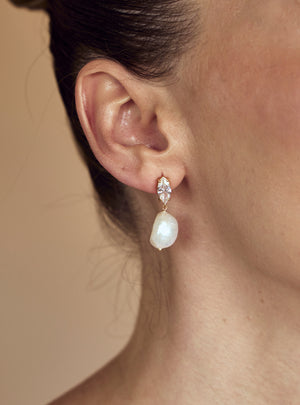 
                  
                    Load image into Gallery viewer, SKYLAR MINI EARRINGS 18K GOLD
                  
                