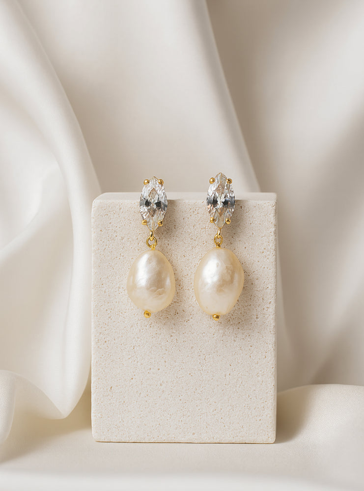 
                  
                    Load image into Gallery viewer, SKYLAR MINI EARRINGS 18K GOLD
                  
                