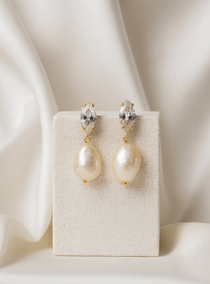 
                  
                    Load image into Gallery viewer, SKYLAR MINI EARRINGS 18K GOLD
                  
                