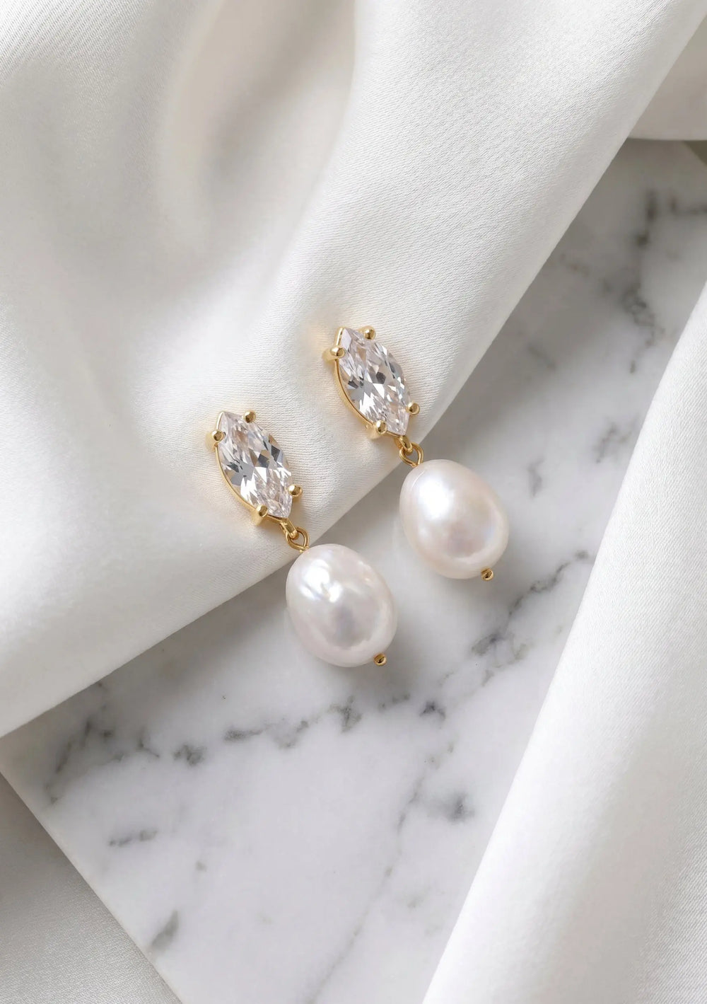 SKYLAR MINI EARRINGS 18K GOLD Lolaknightofficial