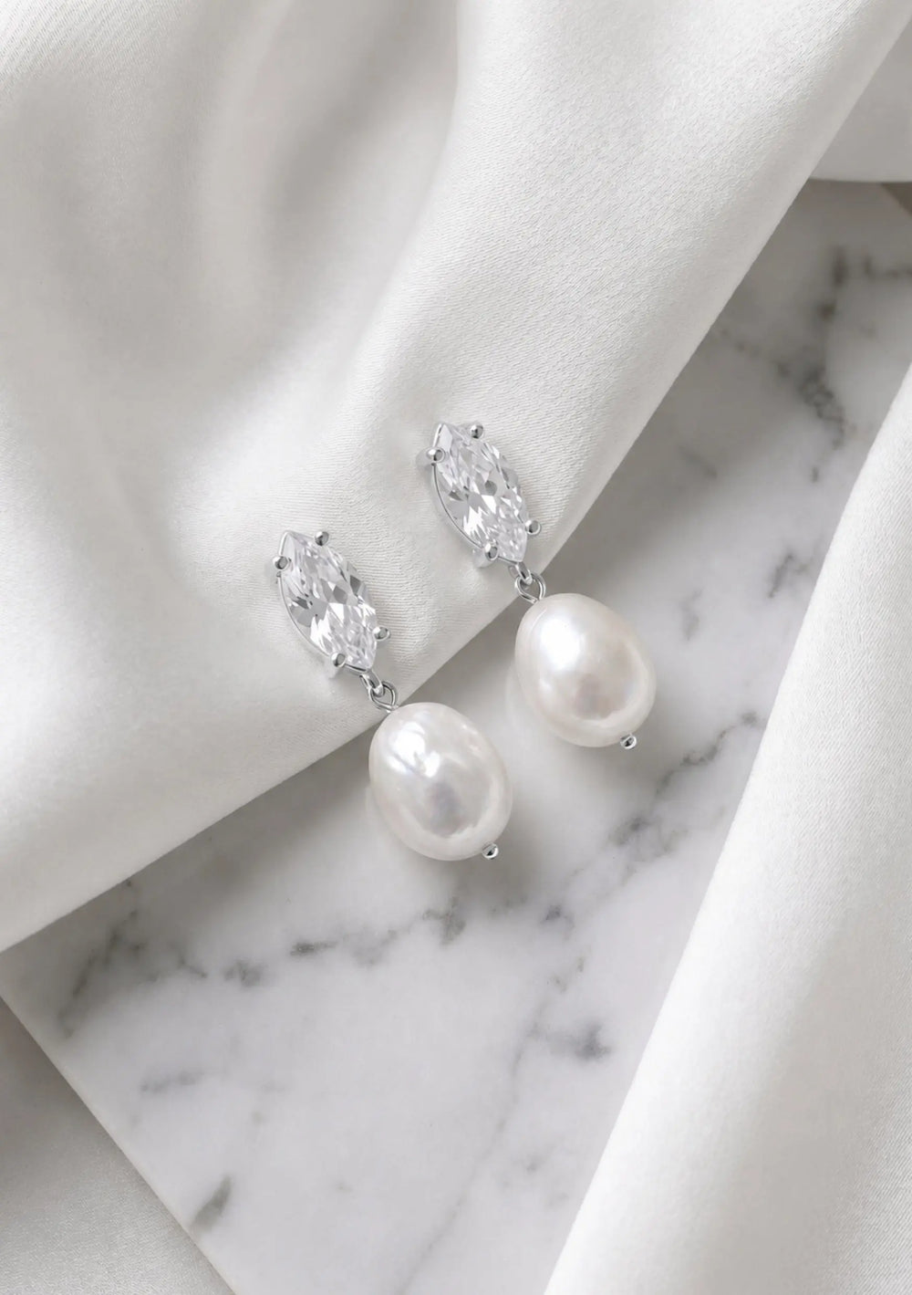 SKYLAR MINI EARRINGS SILVER Lolaknightofficial
