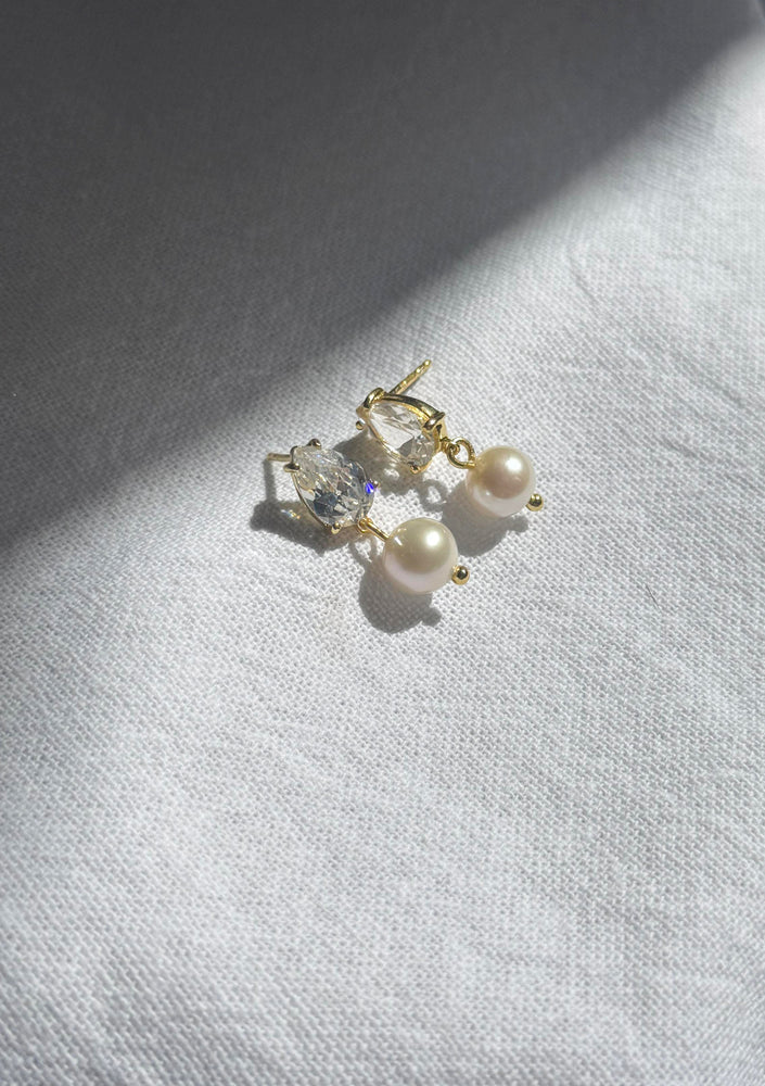 
                  
                    Load image into Gallery viewer, SUTTON EARRINGS 18K GOLD
                  
                