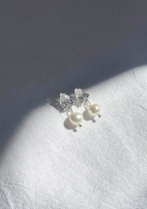 
                  
                    Load image into Gallery viewer, SUTTON EARRINGS &amp;amp; POPPY NECKLACE BRIDAL SET SILVER
                  
                