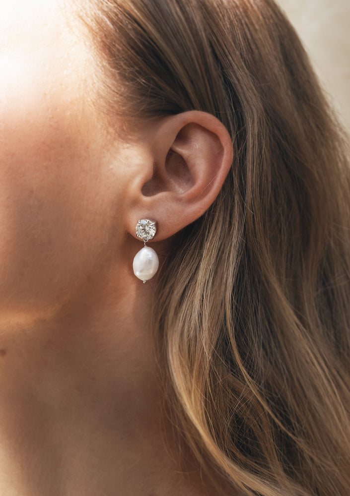 
                  
                    Load image into Gallery viewer, VIOLET EARRINGS &amp;amp; LILY NECKLACE BRIDAL SET SILVER
                  
                