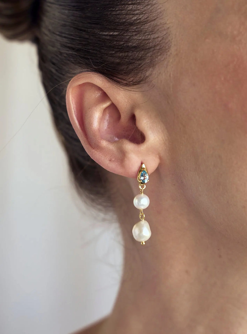 Modern crystal and pearl bridal earrings in 18K gold for timeless wedding styling