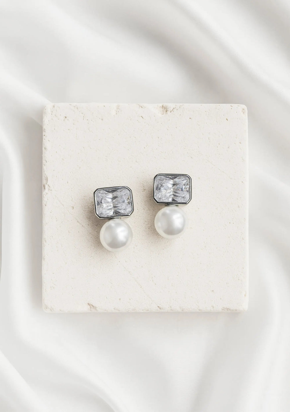 PAMOLA PEARL DROP BRIDAL EARRINGS SILVER Lolaknightofficial