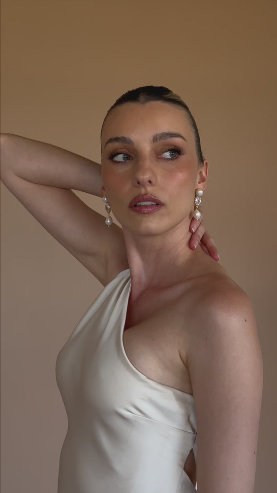 
                  
                    Load and play video in Gallery viewer, CELINE EARRINGS 18K GOLD
                  
                