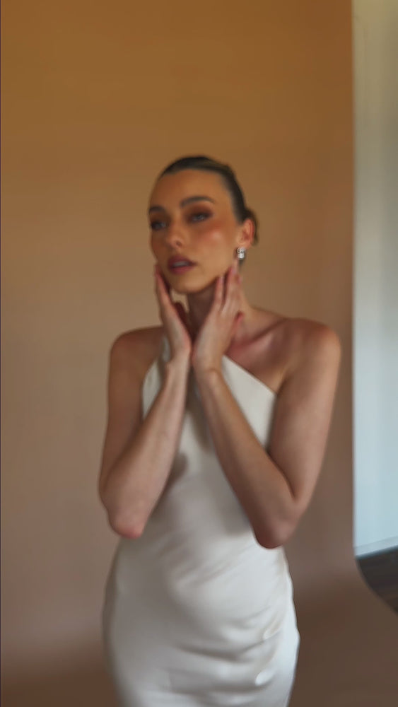 
                  
                    Load and play video in Gallery viewer, PAMOLA PEARL DROP EARRINGS SILVER
                  
                