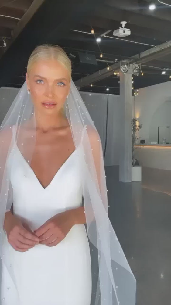 
                  
                    Load and play video in Gallery viewer, Brielle - Elegant Pearl Wedding Veil &amp;amp; Bridal Jewellery
                  
                