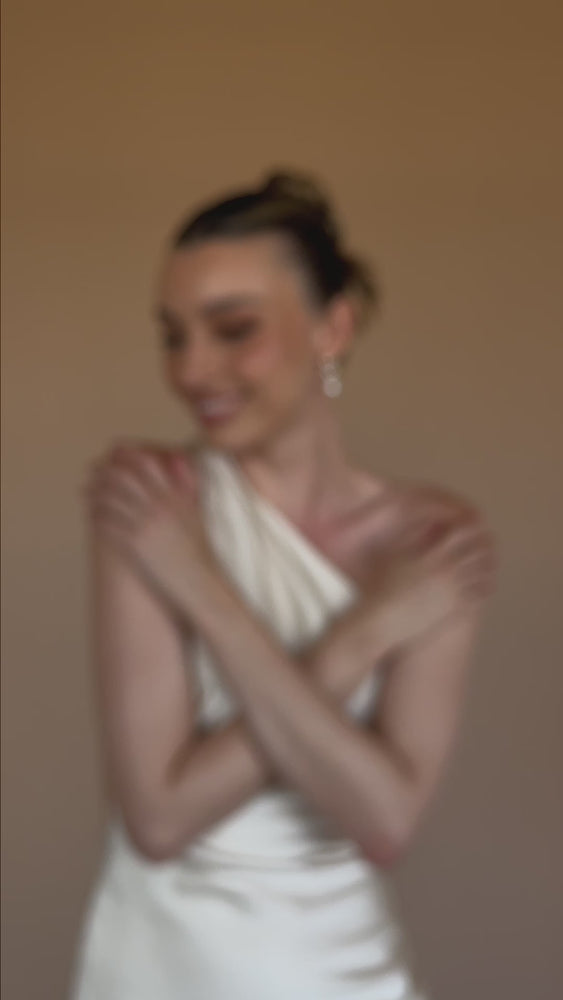 
                  
                    Load and play video in Gallery viewer, AYLA BRIDAL EARRINGS 18K GOLD
                  
                