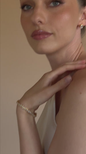 
                  
                    Load and play video in Gallery viewer, ANDREA PEARL DROP EARRINGS 18K GOLD
                  
                